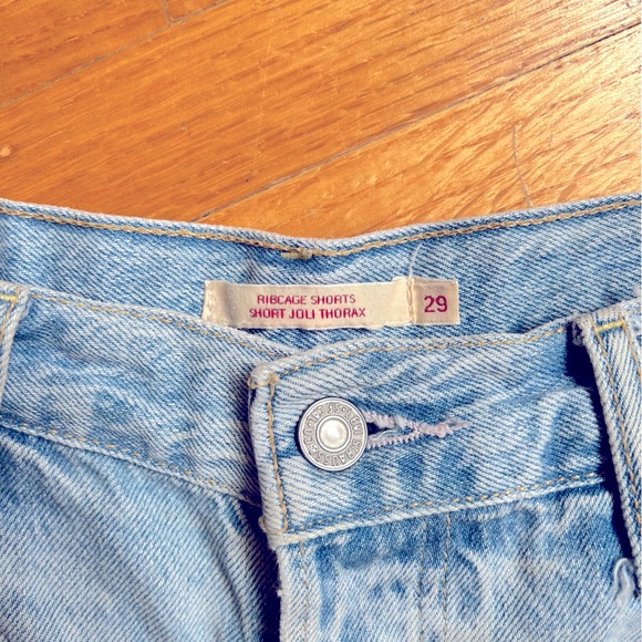 Levi’s Ribcage Shorts - Picture 6 of 9